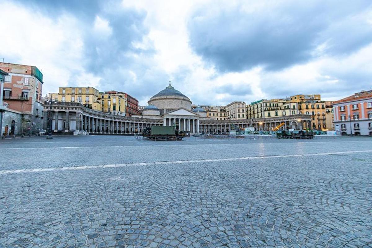 městská ulice s budovami a kupolovitou budovou
