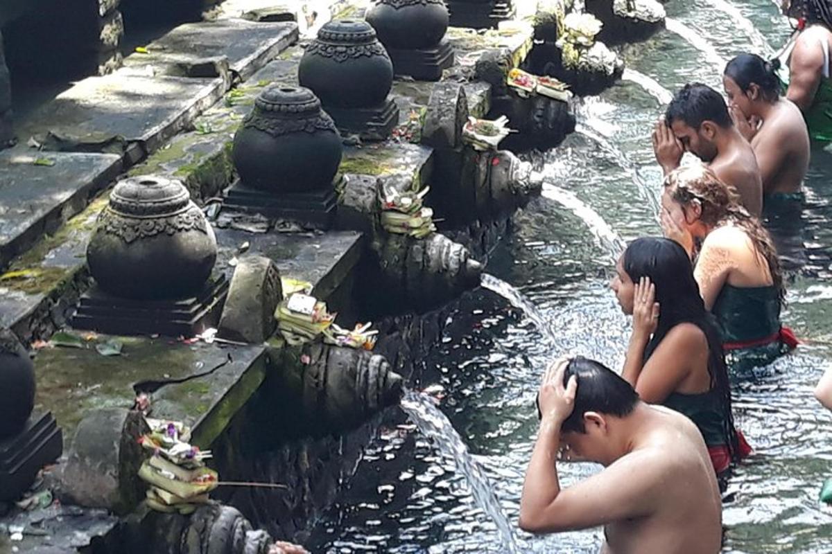 un gruppo di persone che fanno il bagno nell'acqua
