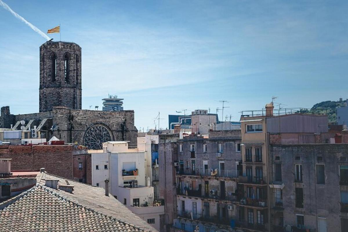 uma vista de uma cidade com uma torre do relógio e edifícios