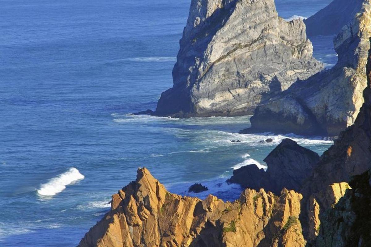 pemandangan lautan dan pantai berbatu