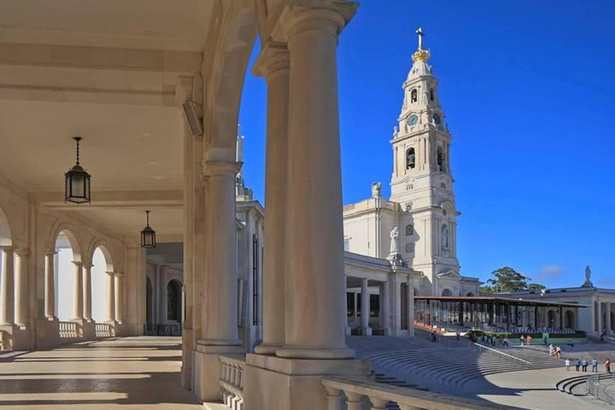 um grande edifício branco com uma torre do relógio
