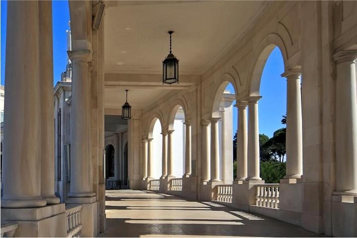 um grande edifício branco com colunas e arcos