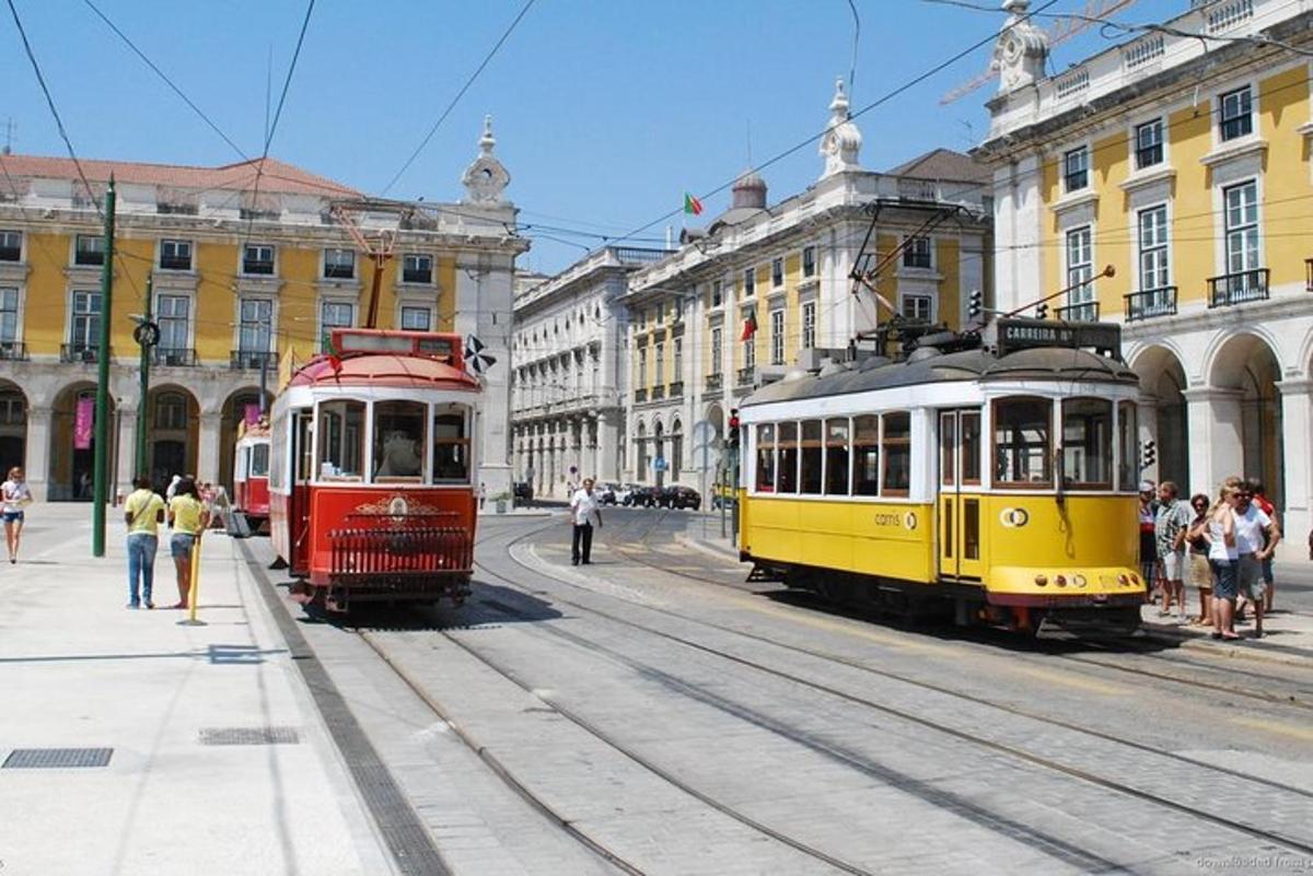 dva tramvaje na ulici ve městě
