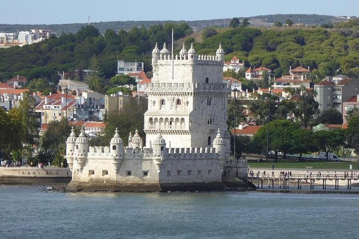 hrad ve vodě s městem v pozadí