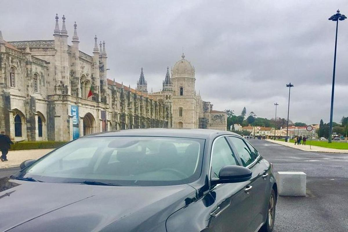 Un coche plateado aparcado delante de un edificio.