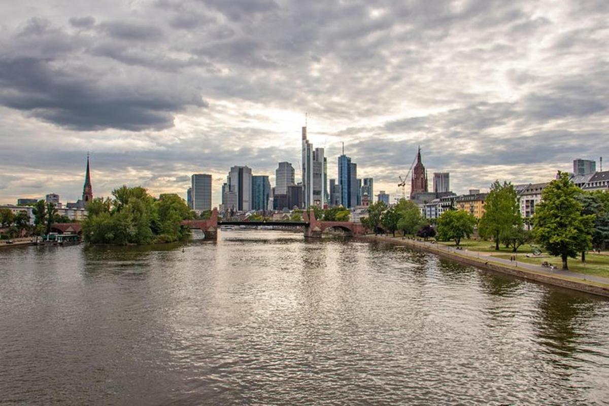 una vista di un fiume con una città sullo sfondo