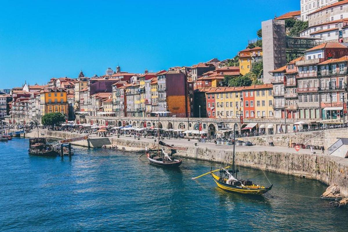 dois barcos em um rio em uma cidade com prédios