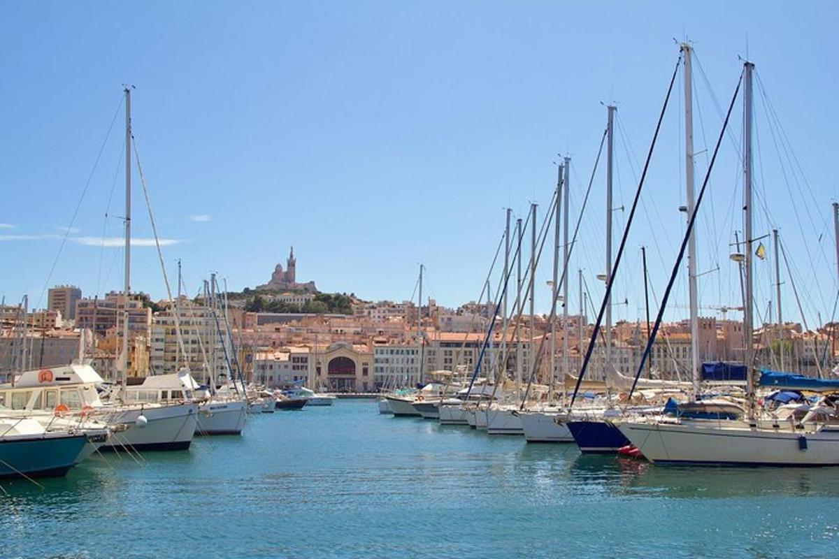 un groupe de bateaux est amarré dans un port