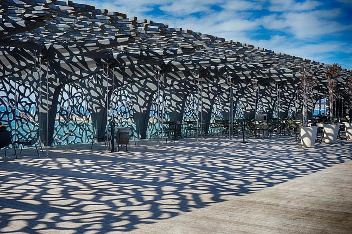 pavilon se stoly a židlemi na terase