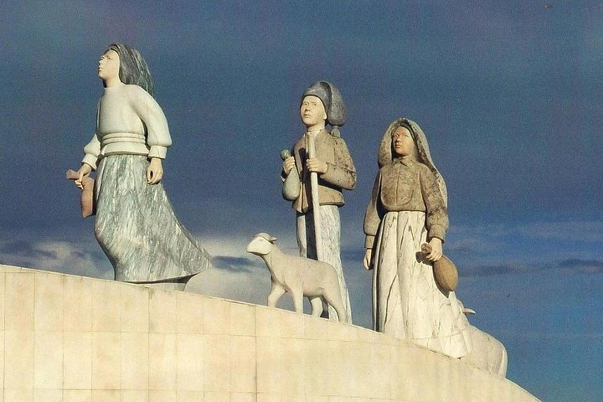 trei statui ale trei femei și o oaie pe un monument