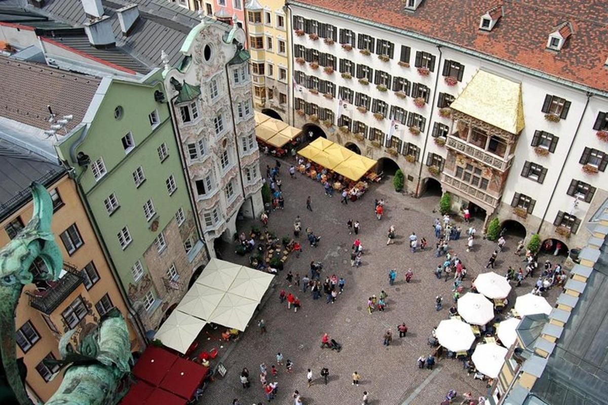 skupina lidí na nádvoří ve městě