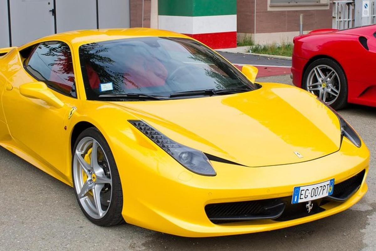 žluté sportovní auto zaparkované na parkovišti