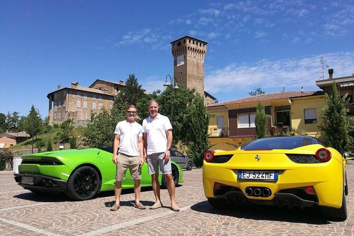 due uomini sono in piedi accanto a un yellowborghini