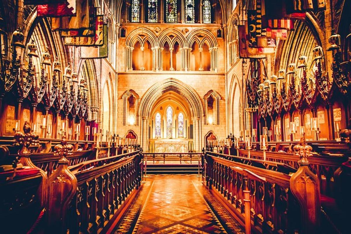 une grande cathédrale avec de nombreux bancs à l'intérieur