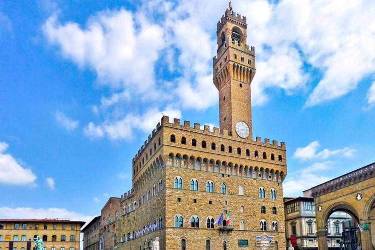Un edificio con una torre de reloj en la parte superior.