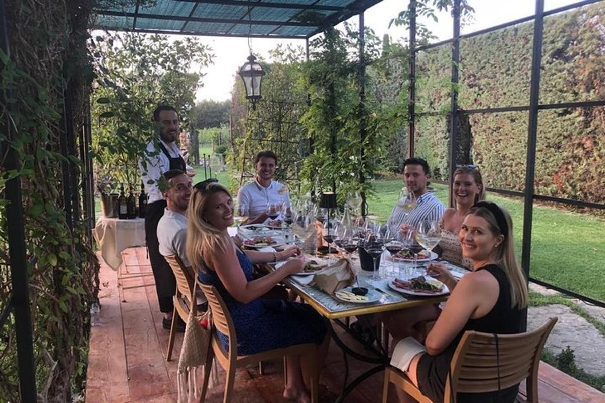 un grup de oameni așezați în jurul unei mese
