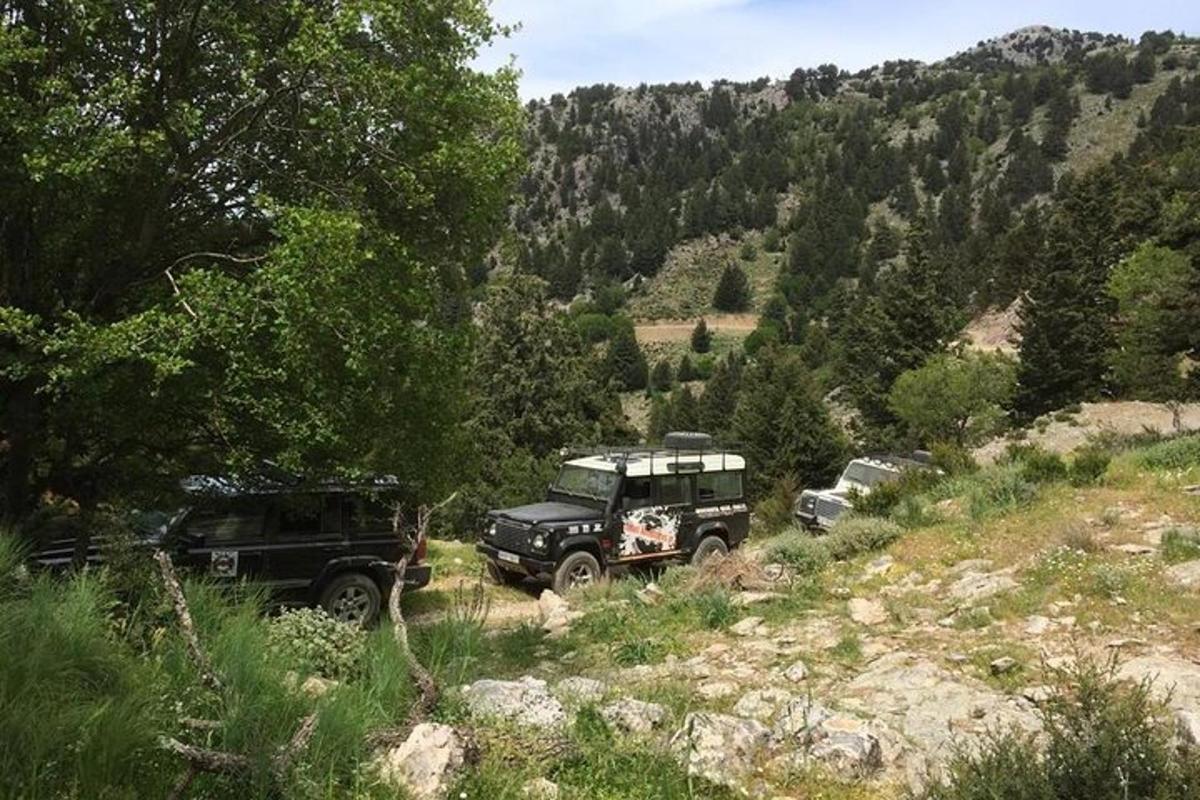 due camion parcheggiati su una strada sterrata in montagna