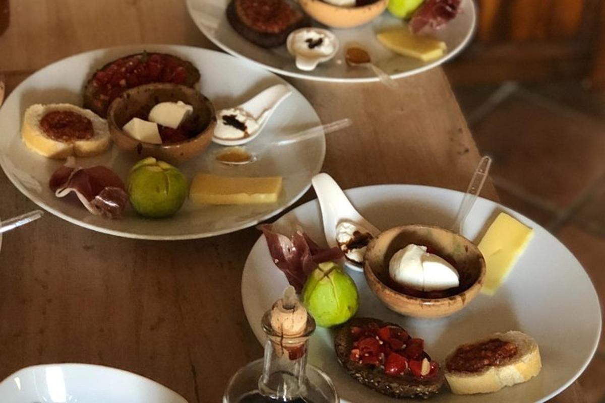 un tavolo con tre piatti di cibo sopra