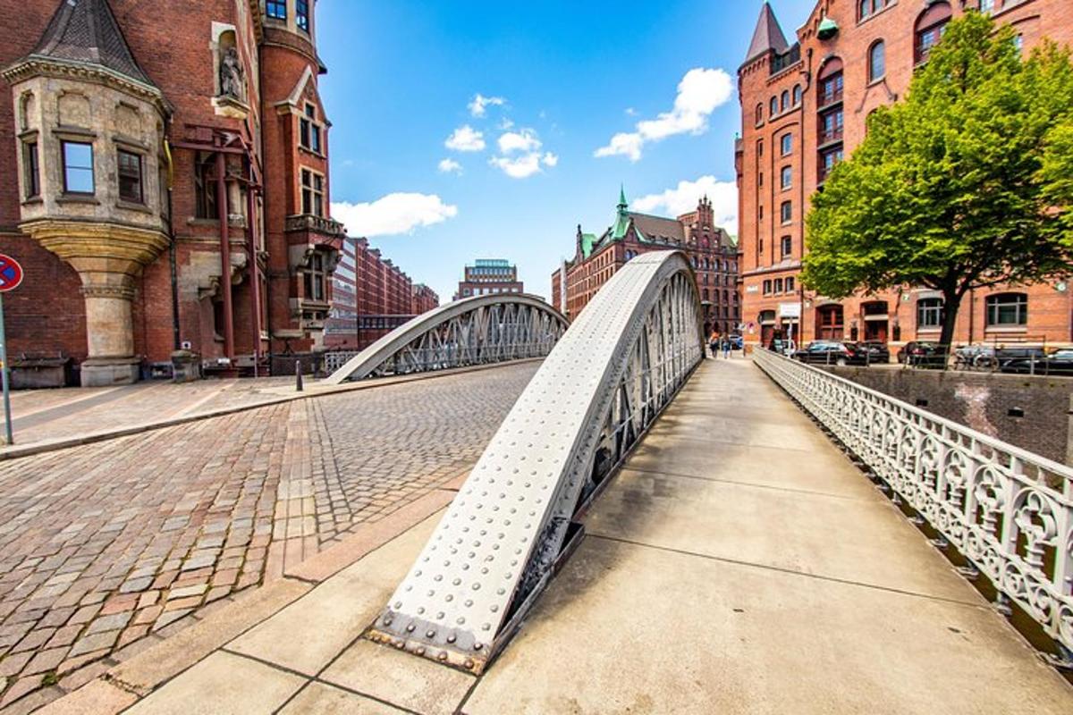 un ponte nel mezzo di una città con edifici
