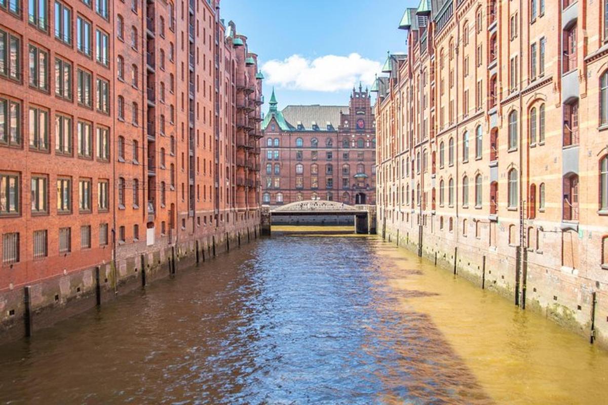 un canale tra due alti edifici in una città