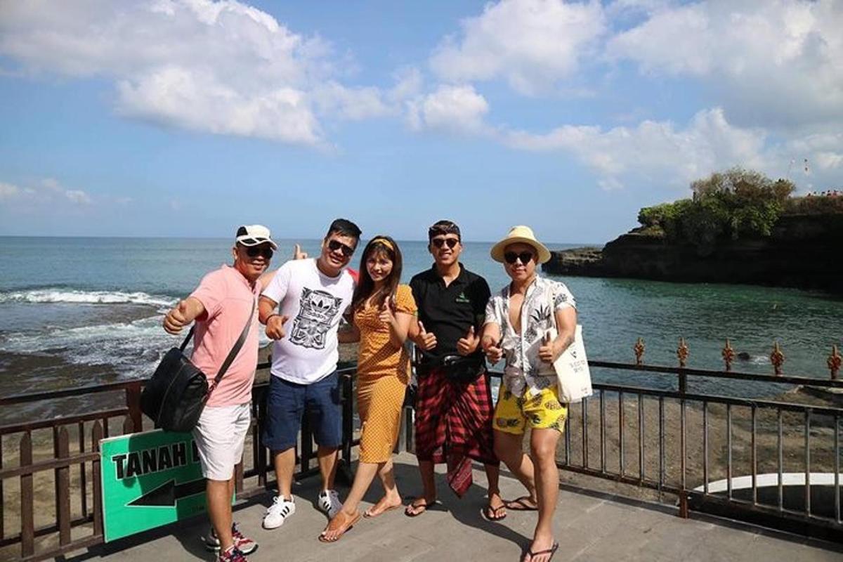 一群人站在海边