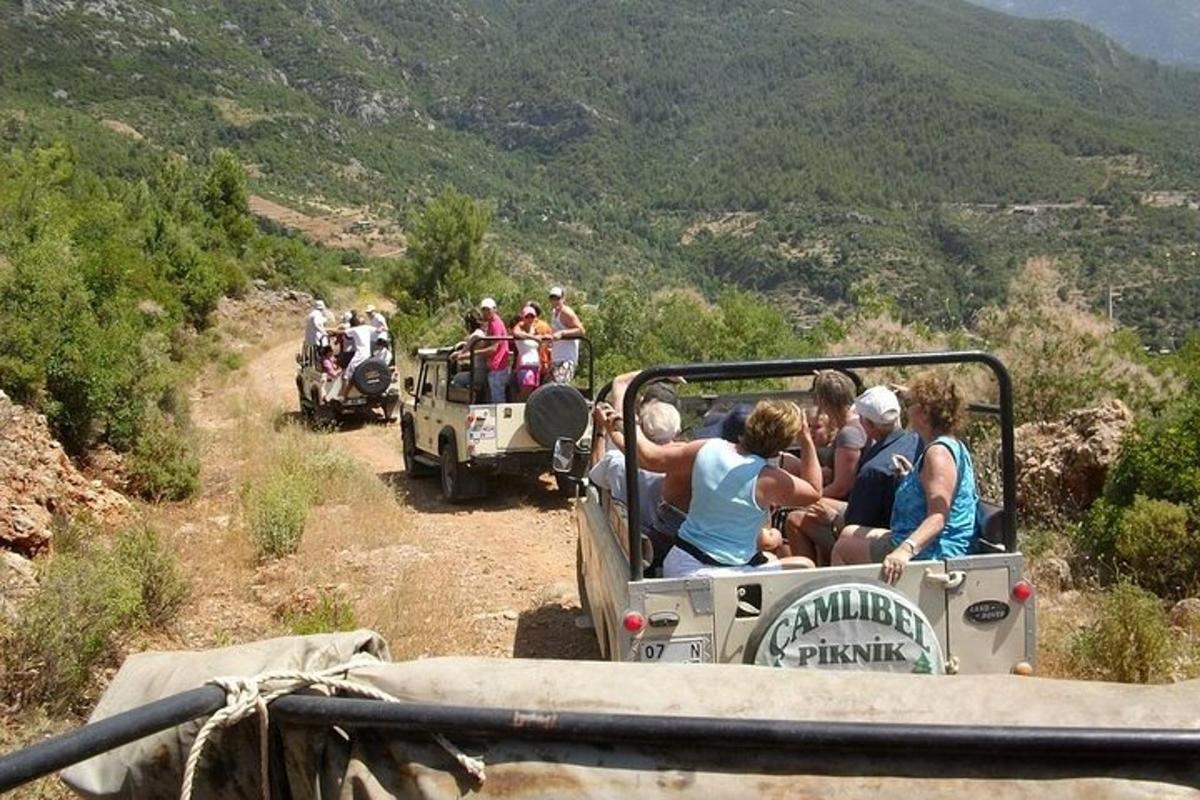 eine Gruppe von Menschen, die auf der Ladefläche eines Lastwagens mitfahren