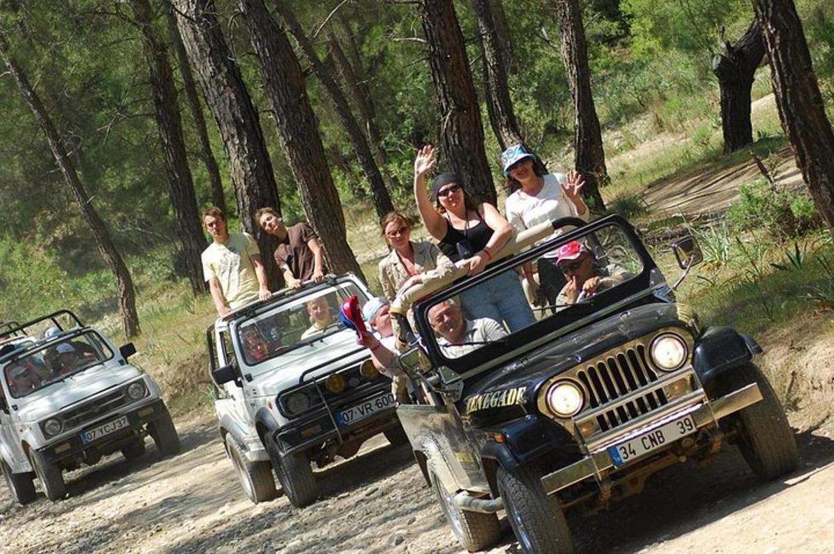eine Gruppe von Menschen, die auf der Ladefläche eines Jeeps mitfahren