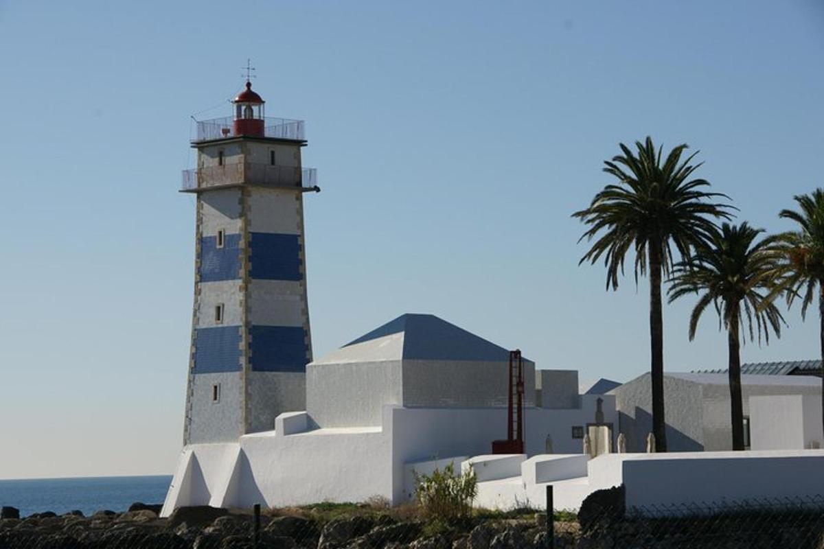 tuletorn rannas palmipuuga