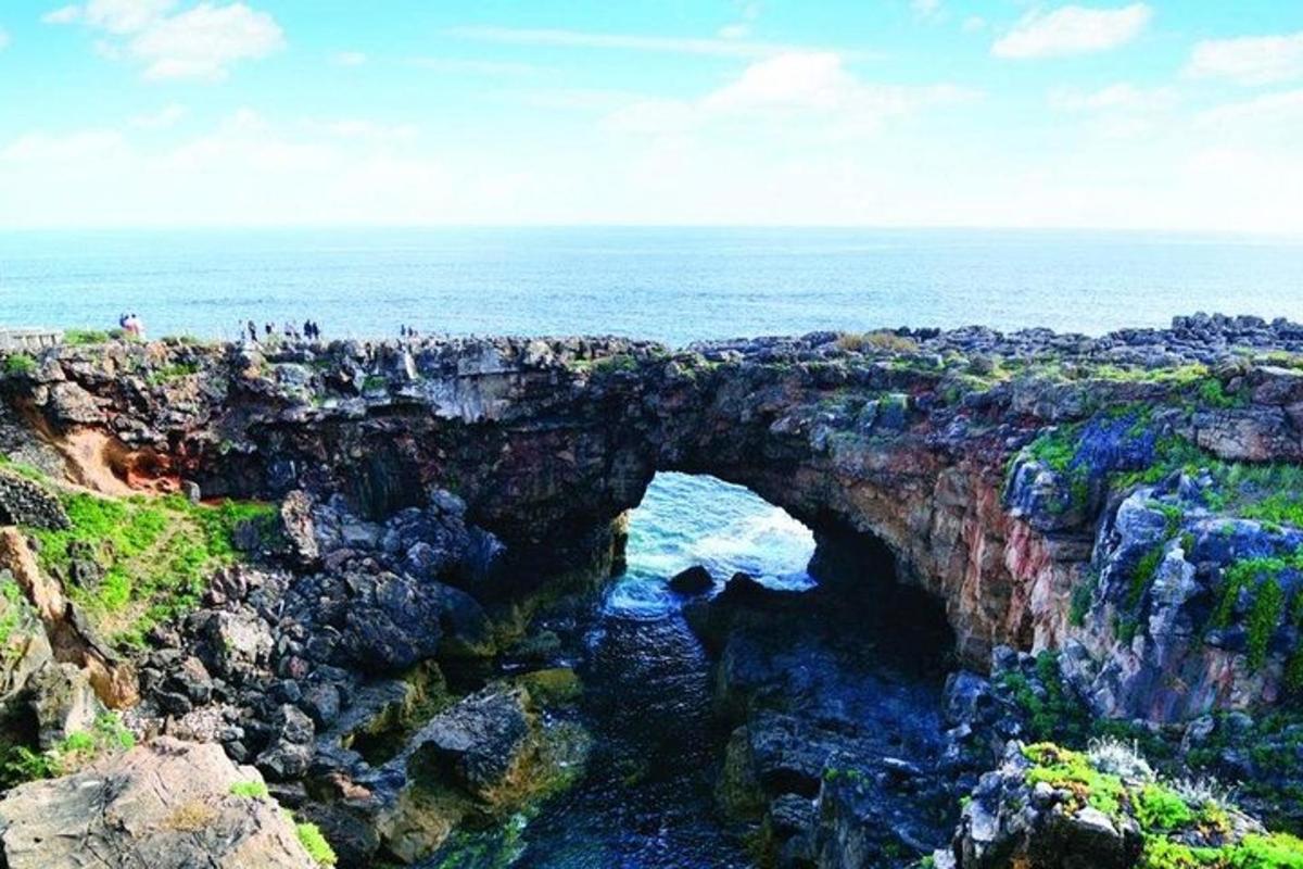 en båge i en klippig klippa över havet