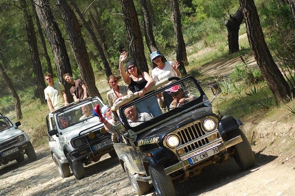 un gruppo di persone che viaggiano sul retro di una jeep