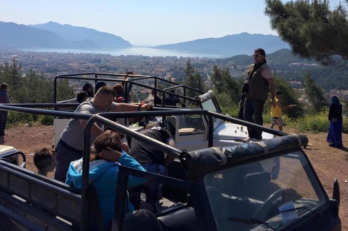 un gruppo di persone in piedi sul retro di un veicolo