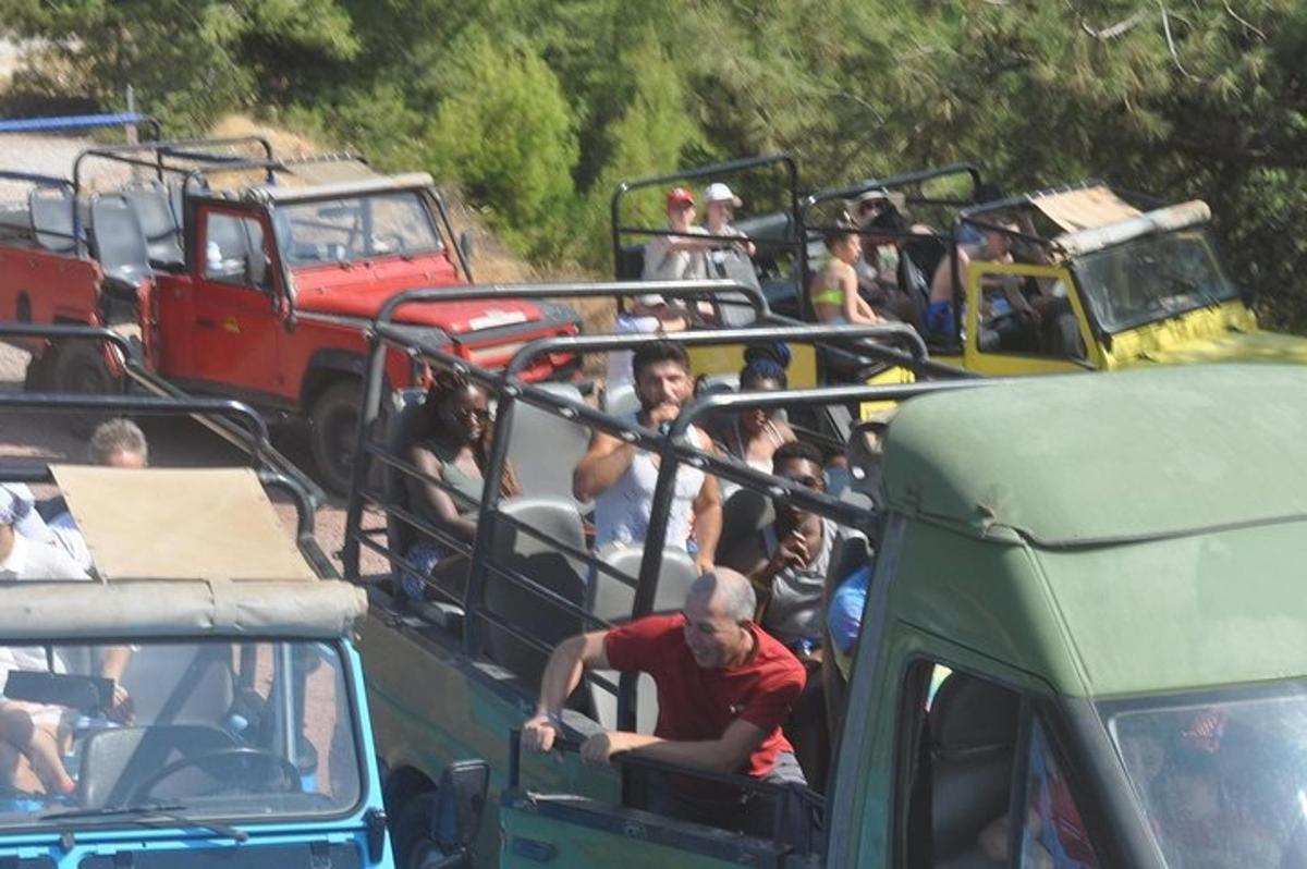 un gruppo di persone che viaggiano sul retro di un camion