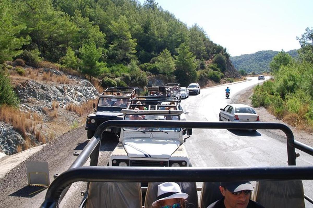 un gruppo di persone che viaggiano su un autobus su una strada