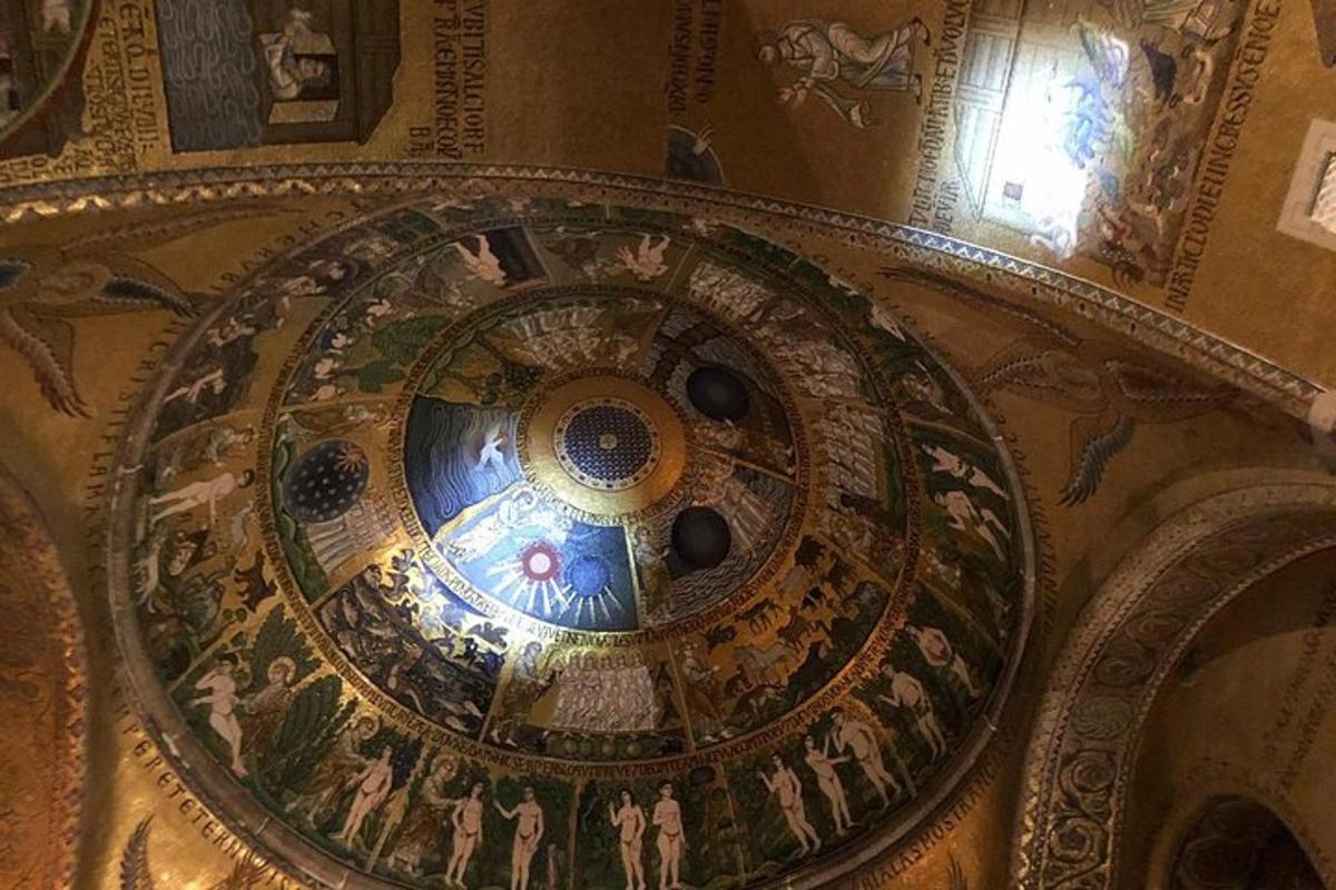 tavanul unei biserici cu o pictură pe el