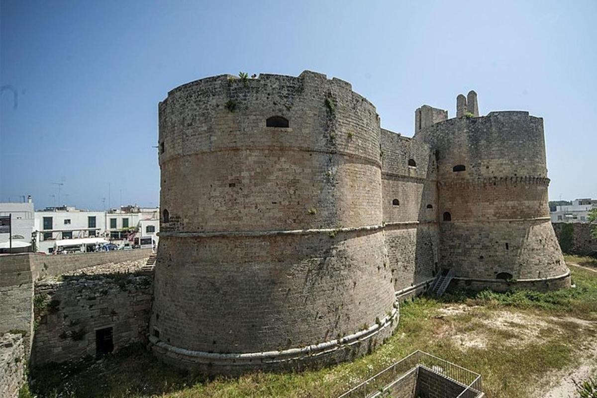 velik grad, ki stoji na vrhu polja