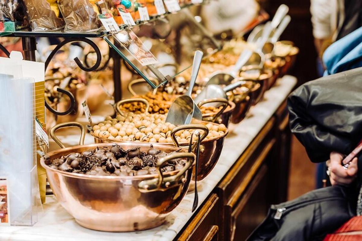 Una línea de buffet con tazones de comida en una mesa