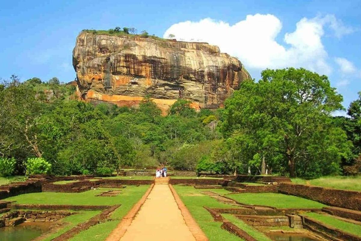 pemandangan batu besar di padang