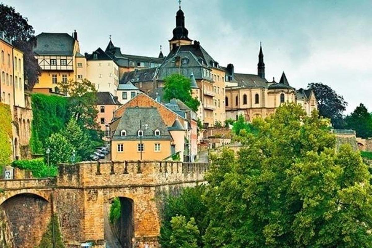 una vista di una città con un ponte e degli edifici