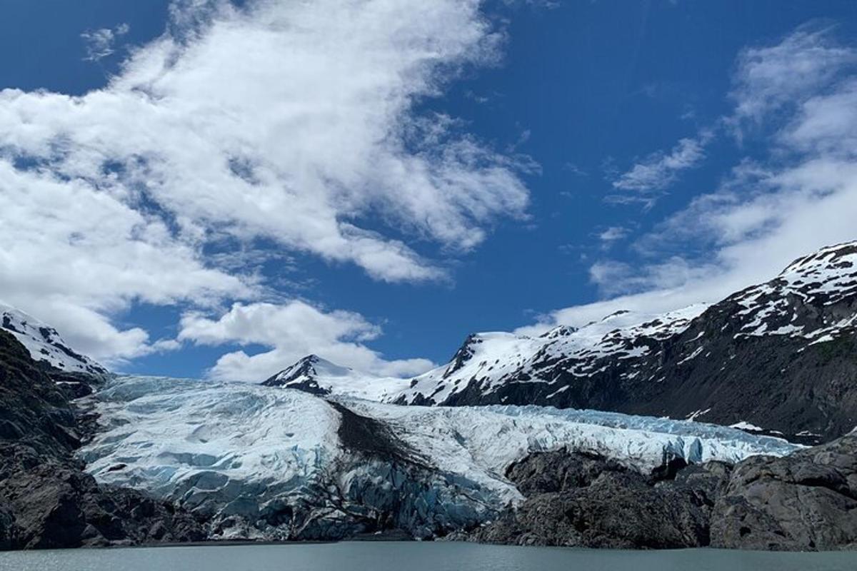 jökull í miðju snæviþöktu fjalli
