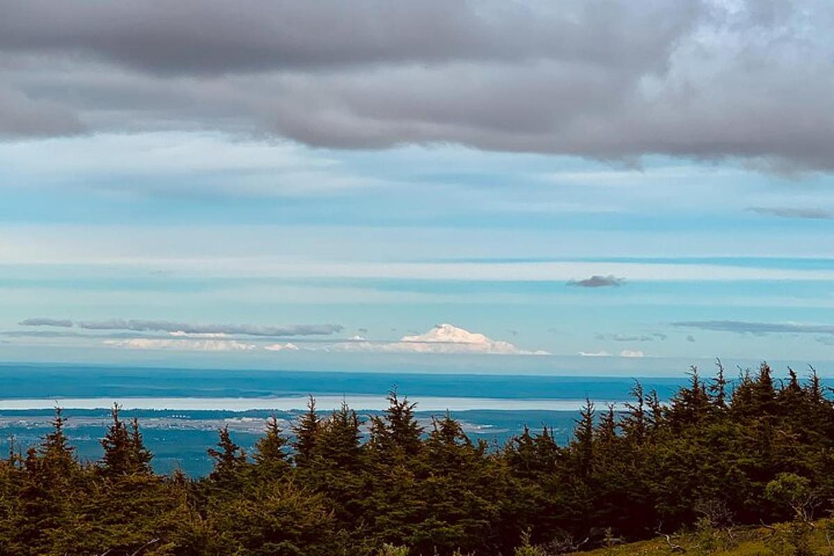 útsýni yfir hafið með fjall í fjarska