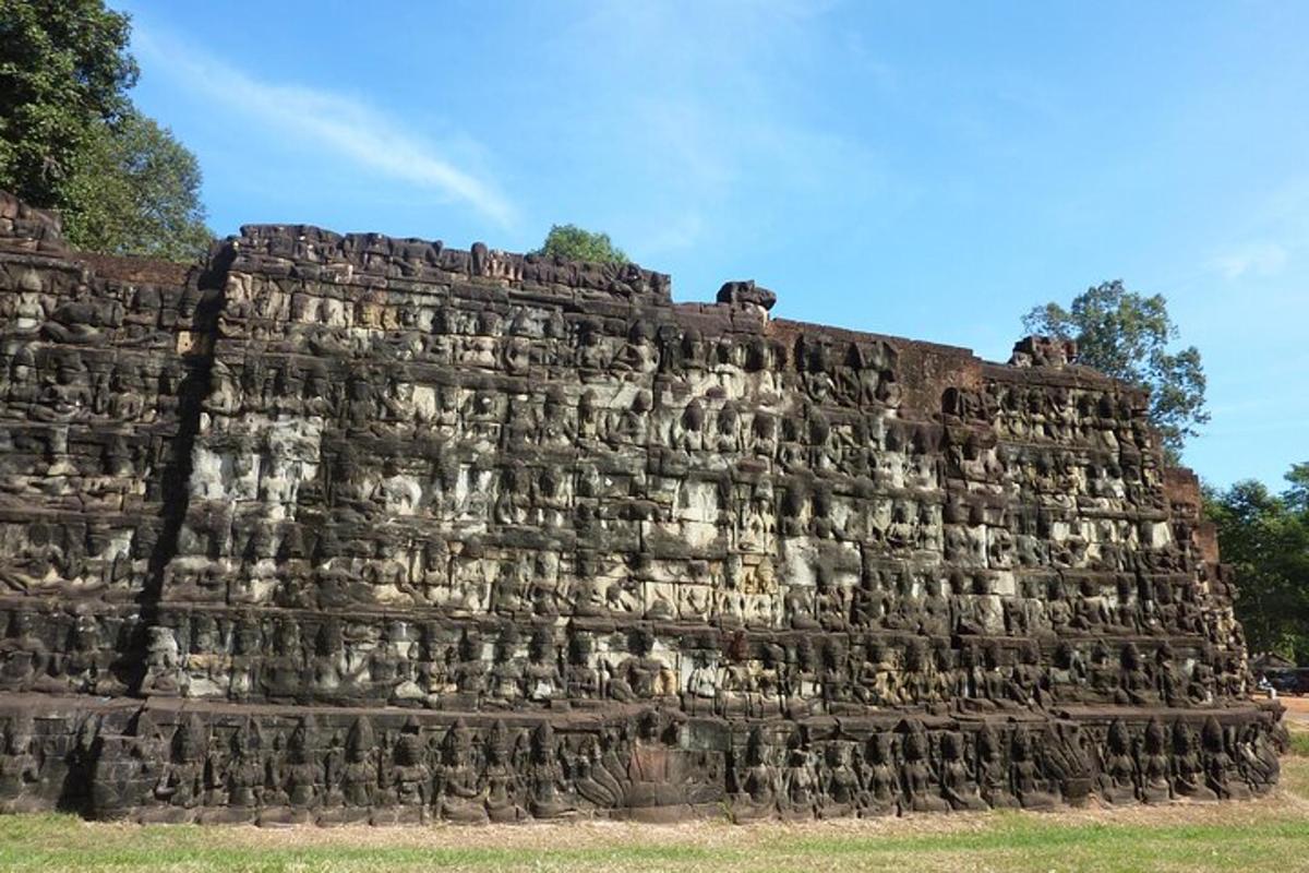 un grande muro di pietra con dei volti sopra