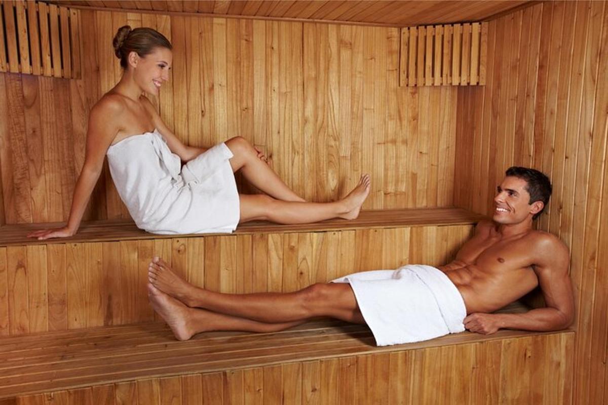 Un hombre y una mujer sentados en una sauna