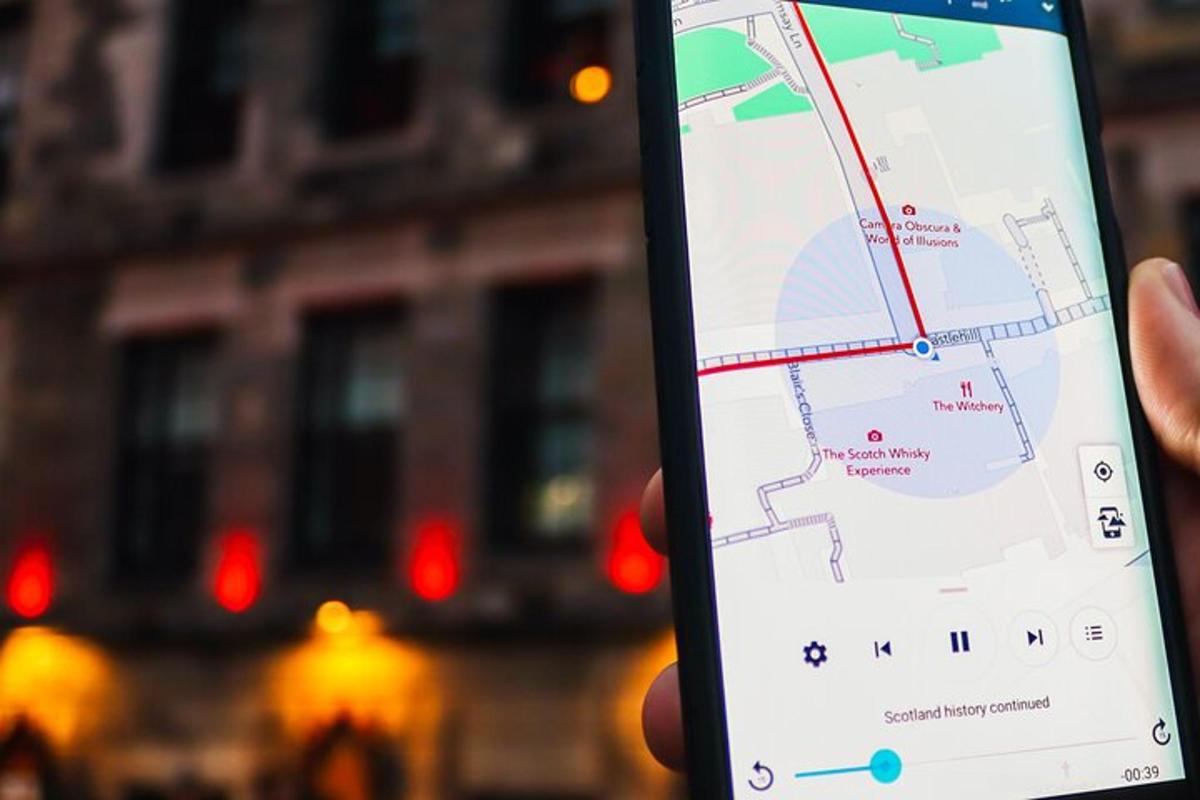 osoba držící mobilní telefon s mapou