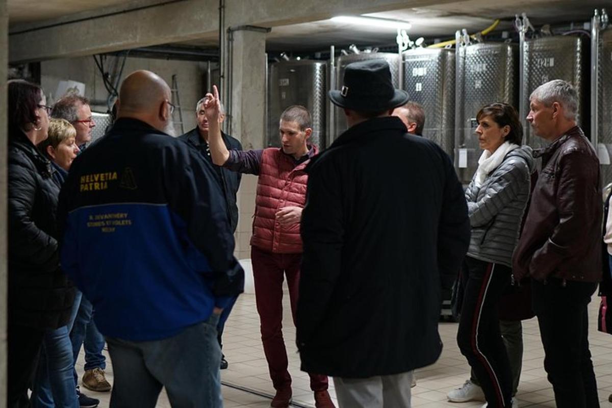 un gruppo di persone in piedi in mezzo alla folla