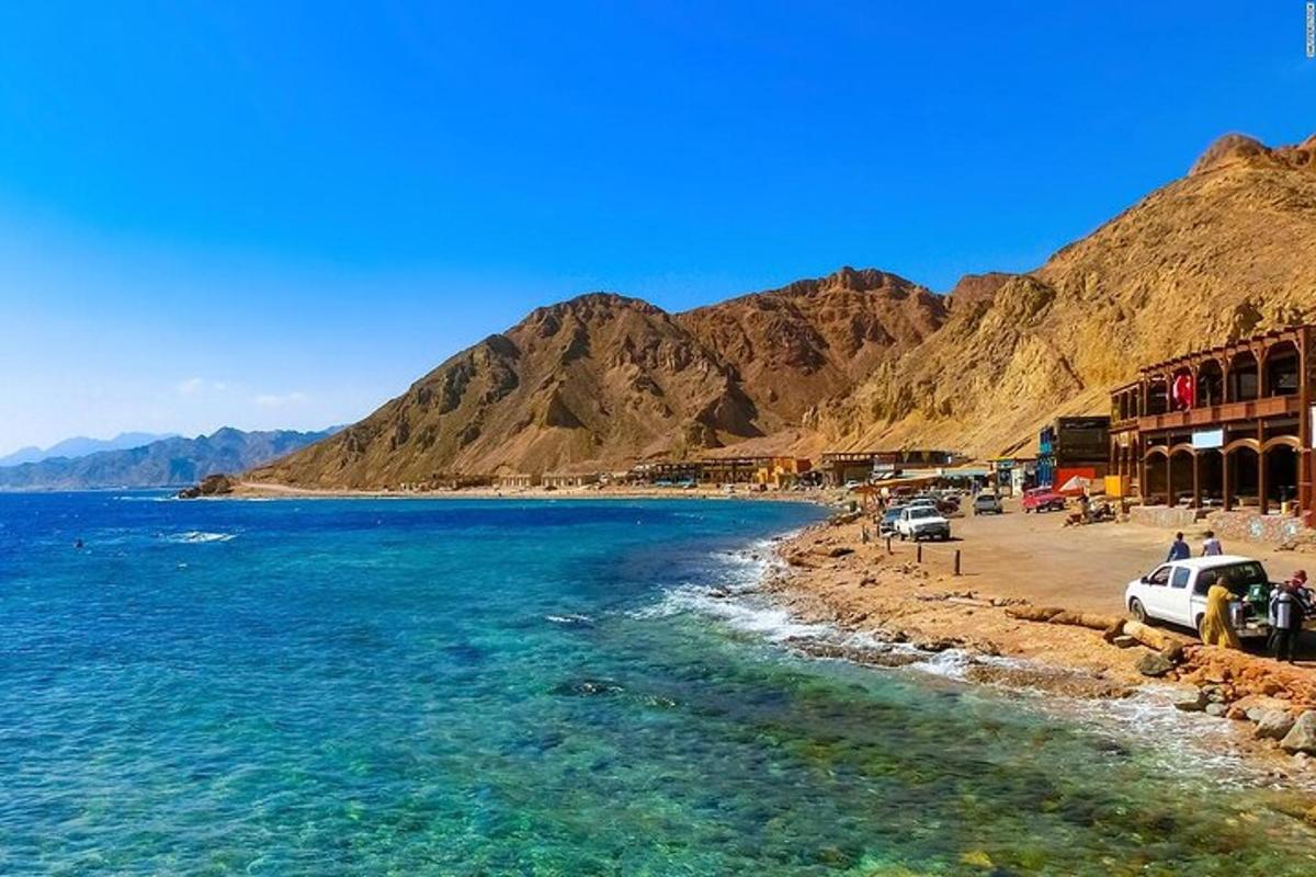 Una vista de una playa con montañas al fondo.