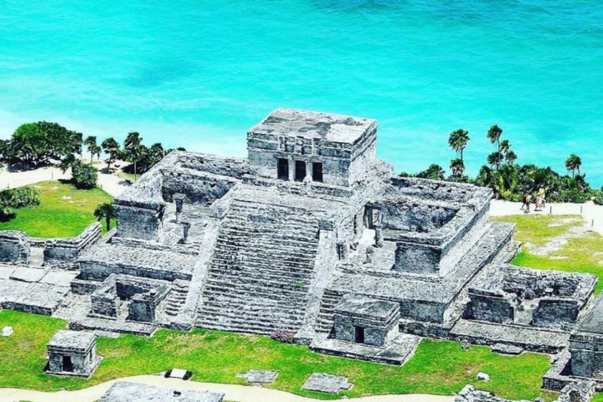 una vista aerea di un antico tempio in riva all'oceano