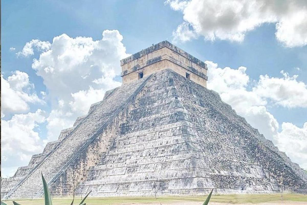 velká pyramida s oblohou v pozadí