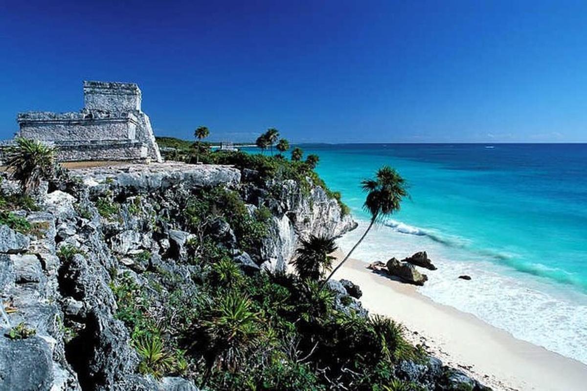 Un edificio antiguo al lado de una playa