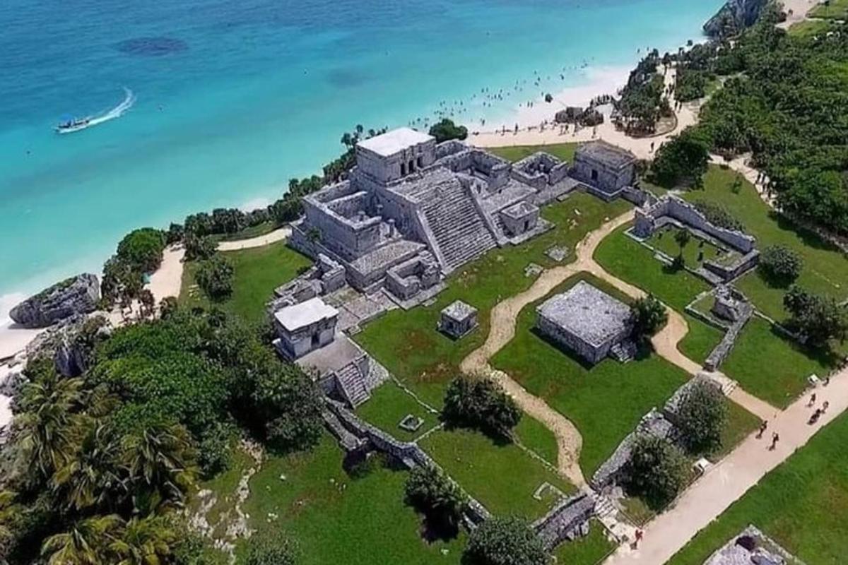una vista aerea di una grande casa su una spiaggia