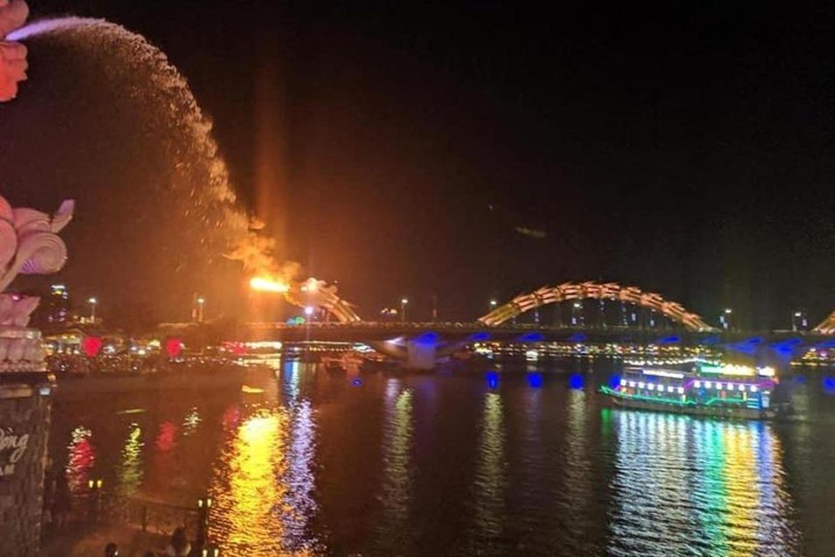 pemandangan sungai di malam hari dengan jembatan